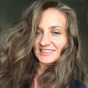 Meet your Posher, Adelisa